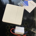 کلید دیواری سه‌کاناله تک‌سیم 220V با آداپتور – مدل سفید مدرن